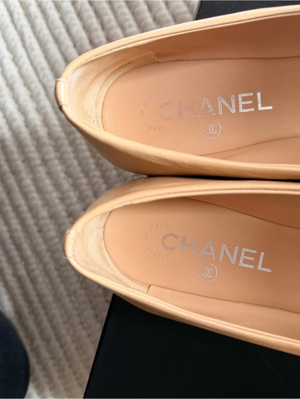 CHANEL Lambskin Beige Leather Flats with Black Cap Toe sz 40